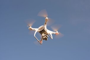 6GHz帯無線LAN高出力化へ——AFC導入案がドローン現場ネットワークに与える影響・メリット・リスクと各国事例